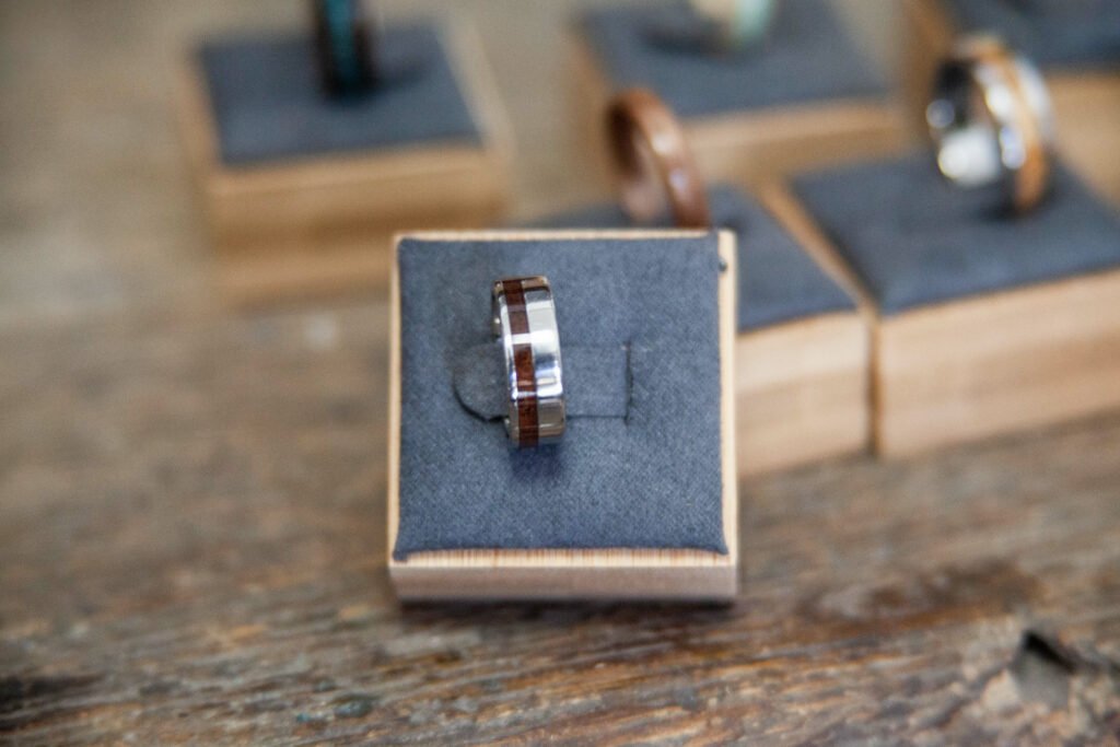 Bague Ytak sur son présentoir